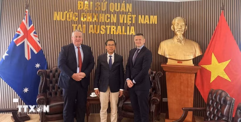 Đại sứ Việt Nam tại Australia Phạm Hùng Tâm (đứng giữa) tại cuộc gặp với Chủ tịch Tập đoàn SunRice John Bradford (trái) và Giám đốc truyền thông của tập đoàn là Anthony McFarlane. (Ảnh: TTXVN phát)