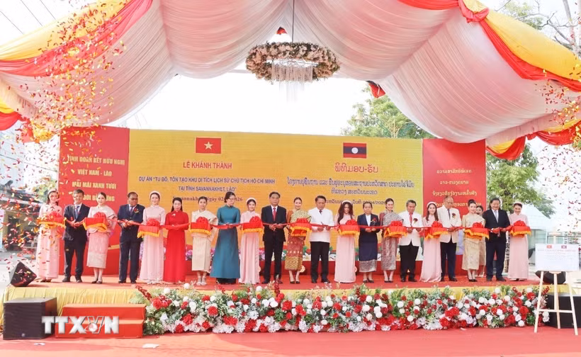 Đại biểu hai nước cắt băng khánh thành Dự án tu bổ, tôn tạo Khu di tích lịch sử Chủ tịch Hồ Chí Minh tại tỉnh Savannakhet. (Ảnh: Xuân Tú/TTXVN)