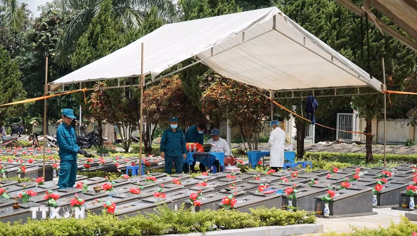 Tổ công tác khai quật, lấy mẫu hài cốt liệt sỹ tại Nghĩa trang Liệt sỹ Đức Cơ (xã Đức Cơ, tỉnh Gia Lai). (Ảnh: Hoài Nam/TTXVN)