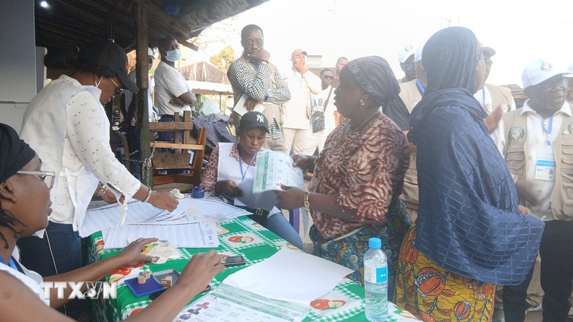 Điểm bầu cử tổng thống tại Conakry, Guinea ngày 28/12/2025. (Nguồn: THX/TTXVN)