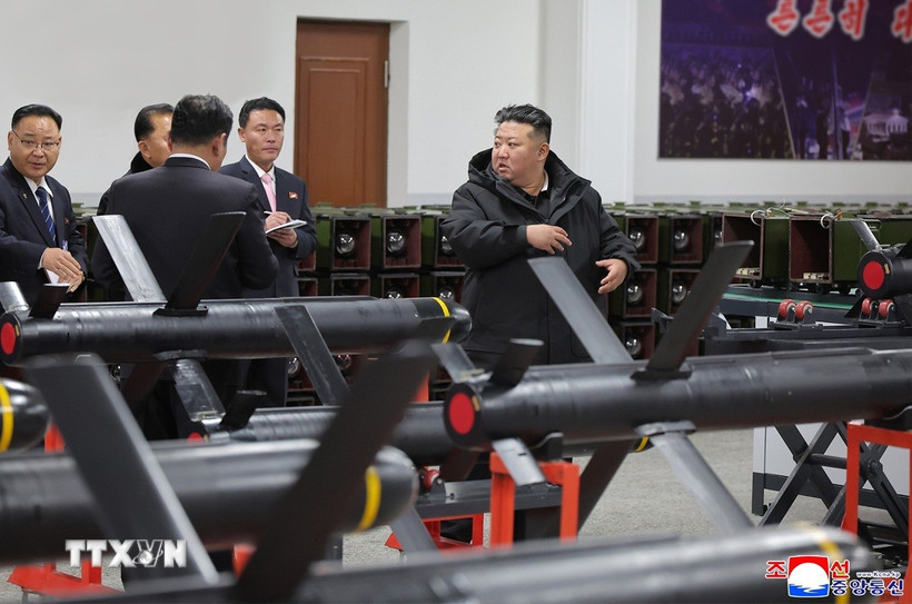 Nhà lãnh đạo Triều Tiên Kim Jong Un thị sát hoạt động sản xuất vũ khí dẫn đường chiến thuật tại một nhà máy đạn dược, ngày 3/1/2026. (Nguồn: KCNA/TTXVN)