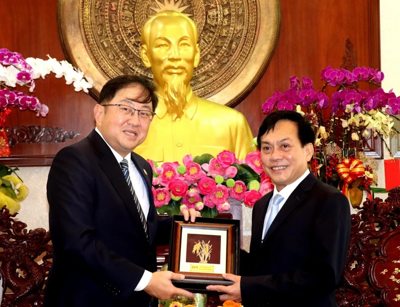 Đại sứ Dato’ Tan Yang Thai (trái) trao quà lưu niệm cho lãnh đạo thành phố Cần Thơ trong chuyến công tác Cần Thơ vào tháng 3/2024. (Ảnh: Thu Hiền/TTXVN)