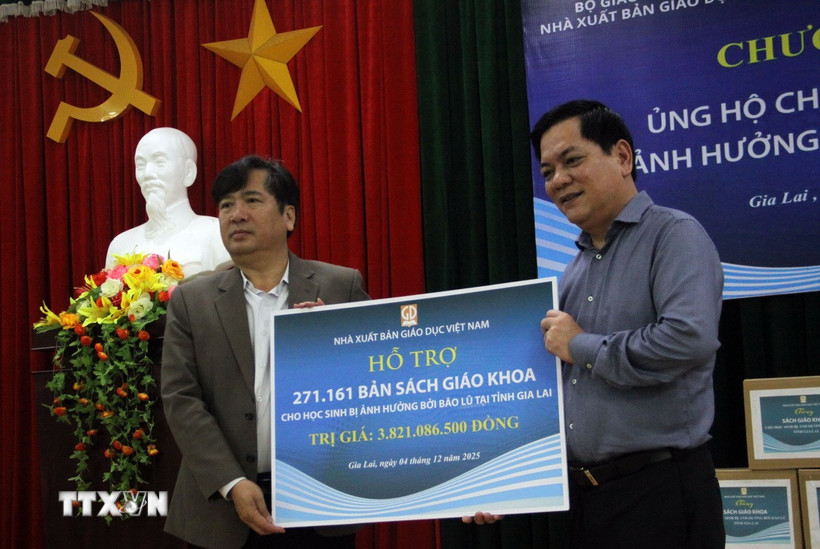 Nhà xuất bản Giáo dục Việt Nam tặng sách cho các trường học. (Ảnh: Trịnh Bang Nhiệm/TTXVN)