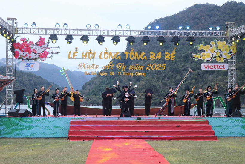 Chương trình nghệ thuật tại Lễ hội Lồng tồng Ba Bể. (Ảnh: Vũ Hoàng Giang/TTXVN)