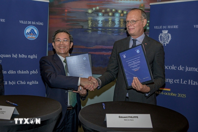 Phó Chủ tịch Ủy ban Nhân dân thành phố Đà Nẵng Trần Nam Hưng và Thị trưởng thành phố Le Havre Édouard Philippe trao đổi Bản ghi nhớ thiết lập quan hệ hợp tác và hữu nghị giữa hai thành phố cảng. (Nguồn: TTXVN phát)