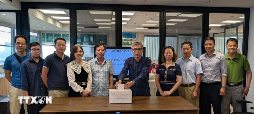 Đại sứ Lý Đức Trung cùng toàn thể căn bộ, nhân viên Đại sứ quán và các văn phòng đại diện của Việt Nam tại Israel hưởng ứng tích cực đợt quyên góp. (Ảnh: Đức Trung/TTXVN)