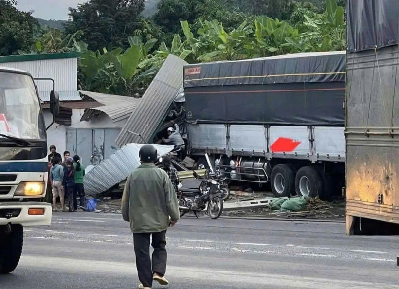 Hiện trường xe ôtô tông vào nhà dân sau khi va chạm. (Ảnh: TTXVN phát)