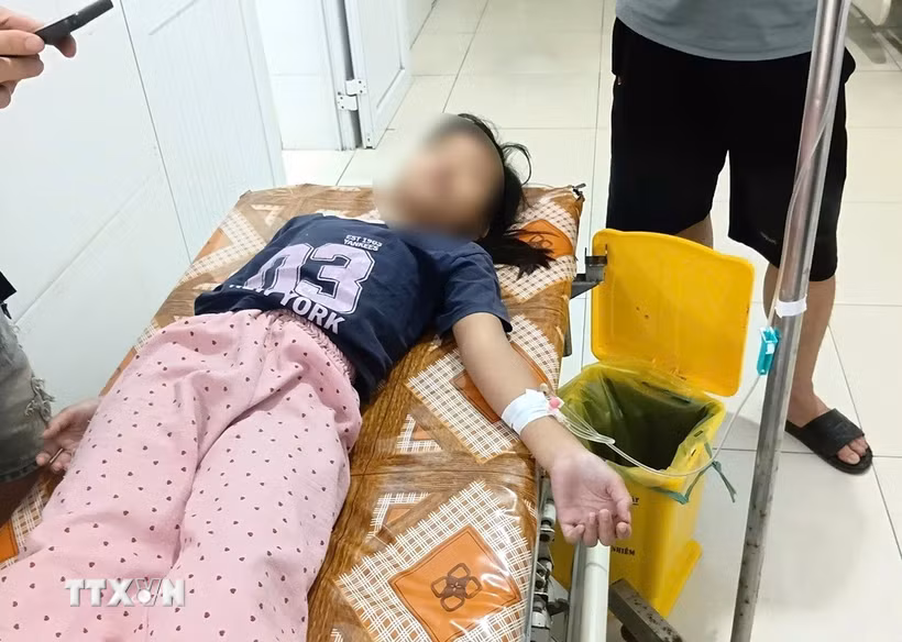 Bệnh nhân được chăm sóc tại bệnh viện. (Ảnh: TTXVN phát)