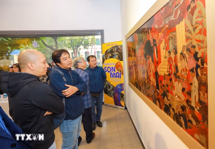 Khách tham quan Triển lãm nghệ thuật sơn mài hướng tới chào mừng Đại hội Đảng toàn quốc lần thứ XIV. (Ảnh: Khánh Hòa/TTXVN)