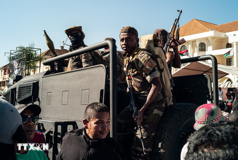 Các binh sỹ thuộc Đơn vị Hành chính và Kỹ thuật (CAPSAT - đứng đầu quân đội Madagascar) tiến vào Dinh Tổng thống tại thủ đô Antananarivo, ngày 14/10/2025. (Ảnh: AA/TTXVN)