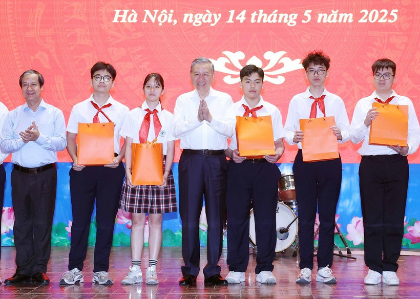 Tổng Bí thư Tô Lâm tặng học bổng cho học sinh xuất sắc Trường Trung học cơ sở Cầu Giấy, quận Cầu Giấy. (Ảnh: Thống Nhất/TTXVN)