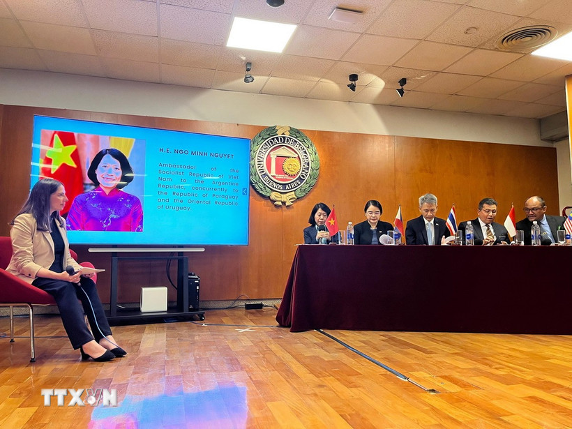 Đại sứ Việt Nam tại Argentina Ngô Minh Nguyệt phát biểu tai Hội thảo ASEAN tại Buenos Aires. (Ảnh: Diệu Hương/TTXVN)