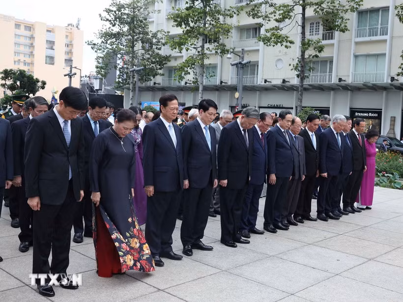 Các đồng chí lãnh đạo, nguyên lãnh đạo Đảng Nhà nước thành kính tưởng niệm Chủ tịch Hồ Chí Minh tại Công viên Tượng đài Bác Hồ (Quận 1, Hồ Chí Minh). (Ảnh: Thống Nhất/TTXVN)