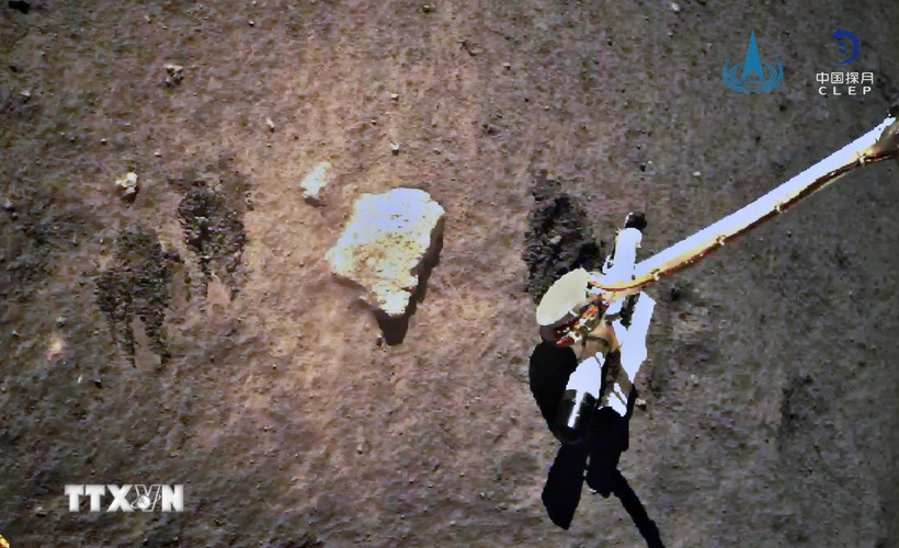 Tàu thăm dò Hằng Nga 5 của Trung Quốc thu thập mẫu vật trên Mặt Trăng, ngày 2/12/2020. (Nguồn: THX/TTXVN)