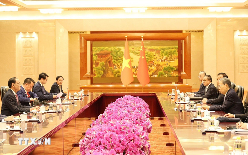 Phó Chủ tịch Quốc hội Trần Quang Phương (trái) hội kiến Ủy viên trưởng Ủy ban Thường vụ Đại hội Đại biểu Nhân dân Toàn quốc Trung Quốc Triệu Lạc Tế. (Ảnh: Công Tuyên/TTXVN)