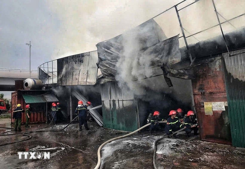 Các lực lượng chức năng dập lửa. (Ảnh: TTXVN phát)