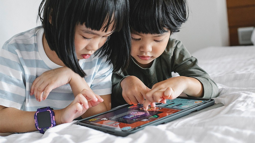 Các chuyên gia khuyến cáo để tham gia môi trường mạng một cách an toàn, trẻ em cần rèn luyện thói quen suy nghĩ kỹ trước khi chia sẻ bất kỳ thông tin, hình ảnh hay video clip nào, bởi một khi đã đăng tải, những nội dung này có thể bị lưu giữ, phát tán và rất khó xóa bỏ hoàn toàn. (Nguồn: Asurion)