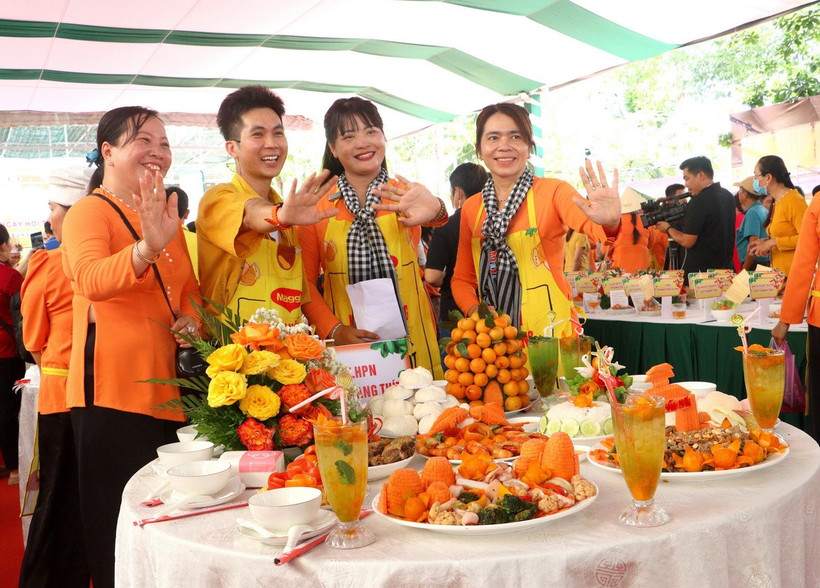 Đội thi giới thiệu các món ẩm thực có nguyên liệu từ trái thanh trà của thị xã Bình Minh, tỉnh Vĩnh Long. (Ảnh: Lê Thúy Hằng/TTXVN)