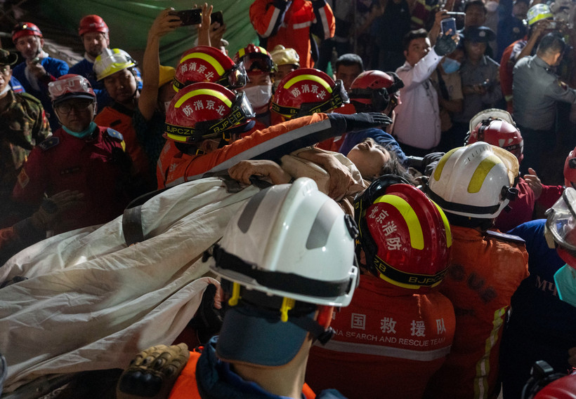 Lực lượng cứu hộ chuyển người sống sót sau động đất tại Mandalay, Myanmar ngày 31/3/2025. (Ảnh: THX/TTXVN)