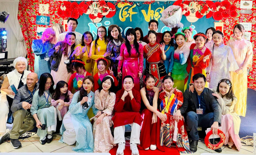 Bà Stephanie Do (áo dài hồng đứng giữa), nữ nghị sỹ gốc Á đầu tiên tại Pháp, cùng chung vui với cộng đồng người Việt tại Nice. (Nguồn: TTXVN phát)