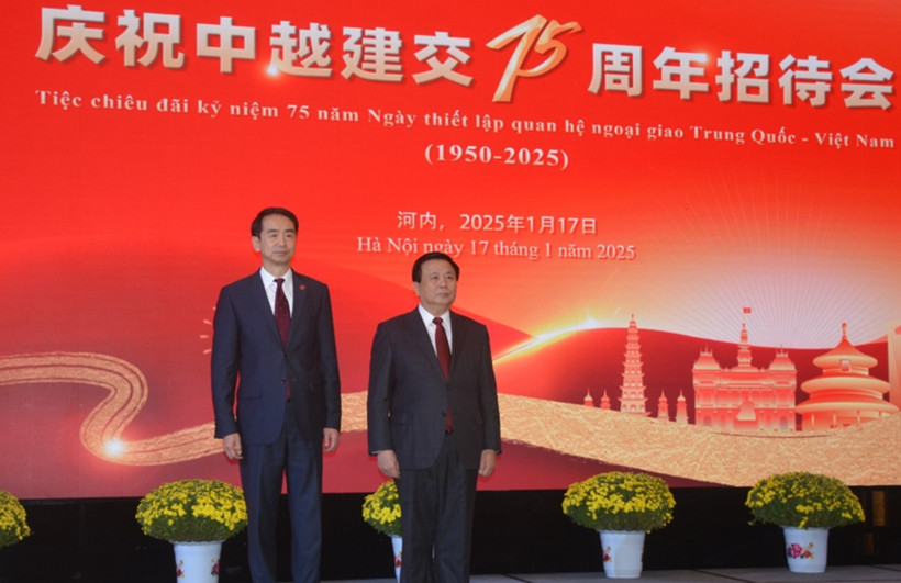 Đại sứ Trung Quốc tại Việt Nam Hà Vĩ và Ủy viên Bộ Chính trị, Chủ tịch Hội đồng Lý luận Trung ương, Giám đốc Học viện Chính trị Quốc gia Hồ Chí Minh Nguyễn Xuân Thắng. (Nguồn: Báo Quân đội nhân dân)