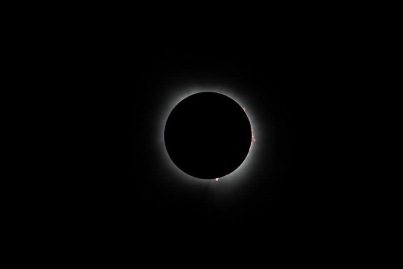 Nhật thực toàn phần trên bầu trời thành phố Plano, Texas, Mỹ ngày 8/4/2024. (Ảnh: THX/TTXVN)