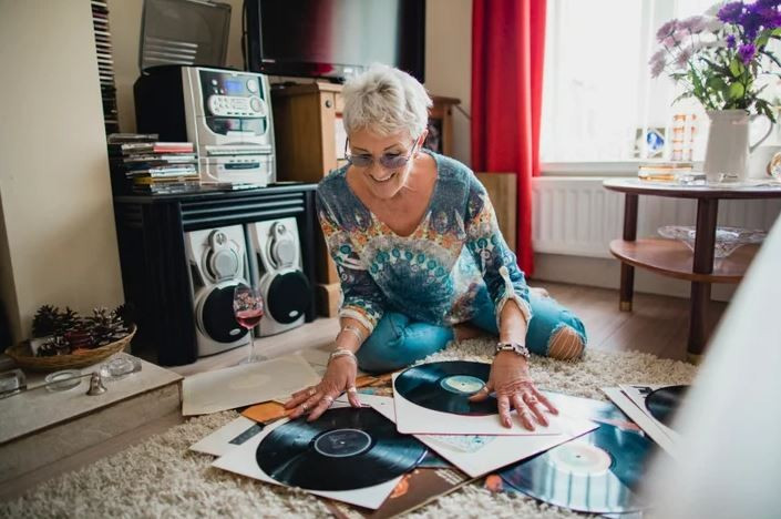 Không chỉ nghe nhạc, việc chơi nhạc cụ (bao gồm cả hát) cũng liên quan tới mức giảm 35% nguy cơ sa sút trí tuệ. (Nguồn: Getty Images)