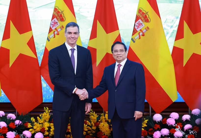 Thủ tướng Phạm Minh Chính và Thủ tướng Tây Ban Nha Pedro Sanchez trong chuyến thăm chính thức tới Việt Nam vào tháng 4/2025. (Ảnh: Dương Giang/TTXVN)