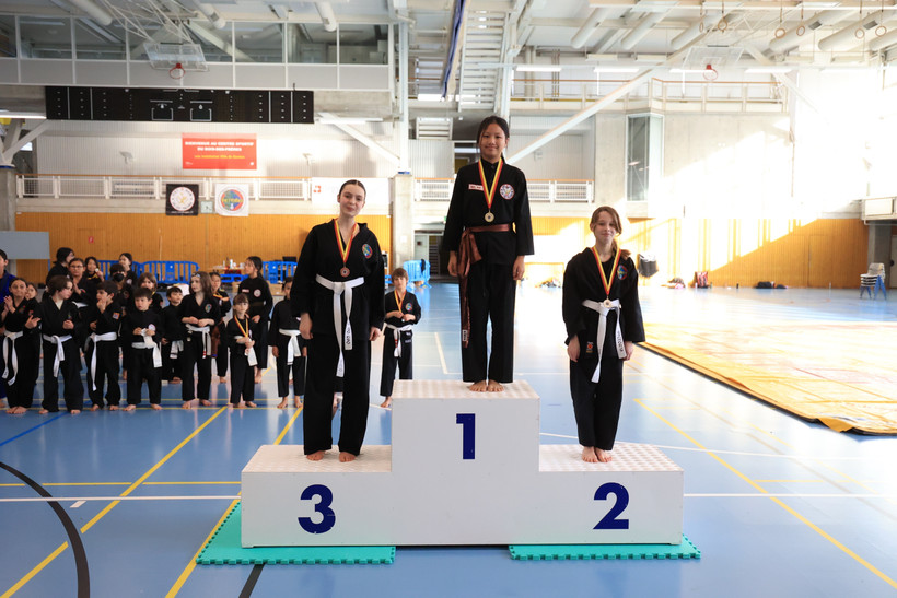 Các môn sinh độ tuổi 12 đạt giải trong hạng mục biểu diễn bài quyền. (Ảnh: Anh Hiển/TTXVN)