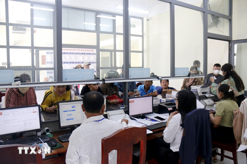 Hoạt động tại Trung tâm phục vụ hành chính công xã Bắc Bình (Lâm Đồng). (Ảnh: Hồng Hiếu/TTXVN)