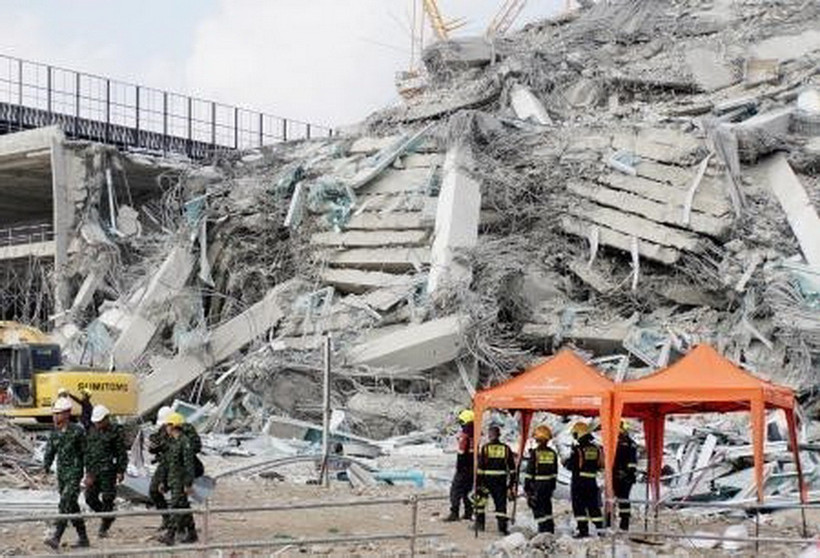 Tòa nhà cao tầng tại Bangkok, Thái Lan bị sập do ảnh hưởng của động đất ở Myanmar. (Ảnh: Kyodo/TTXVN)