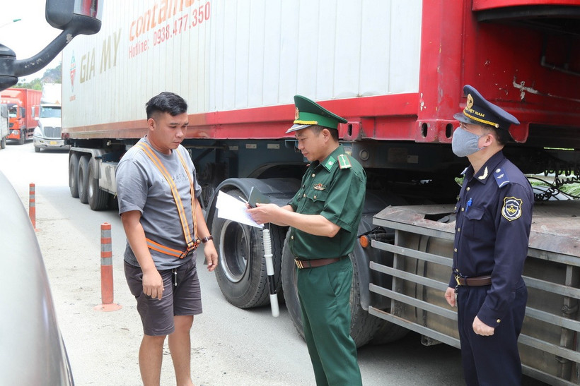 Lực lượng Biên phòng và Hải quan tại cửa khẩu Tân Thanh phối hợp kiểm tra giấy tờ phương tiện chở hàng xuất khẩu tại đường chuyên dụng vận chuyển hàng hóa khu vực mốc 1088/2-1089. (Ảnh: Quang Duy/TTXVN)