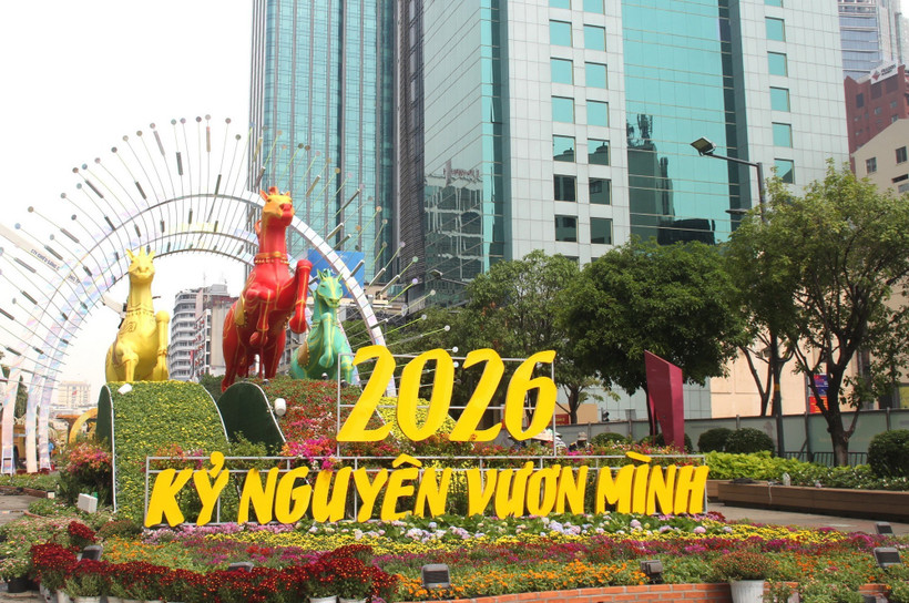 Đại cảnh "Giang sơn cẩm tú" tại Đường hoa Nguyễn Huệ xuân Bính Ngọ 2026, Thành phố Hồ Chí Minh. (Ảnh: Mỹ Phương/TTXVN)