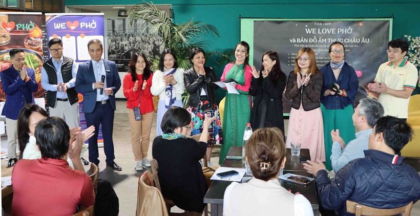 Các thành viên mạng lưới "We Love Phở." (Ảnh: Hương Giang/TTXVN)