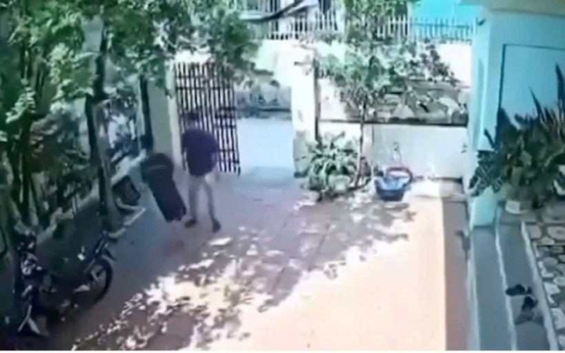 Hình ảnh tại thời điểm người thầy giáo đi xe máy đến nhà và có hành động đánh em học sinh. (Nguồn: Camera an ninh của gia đình ghi lại)