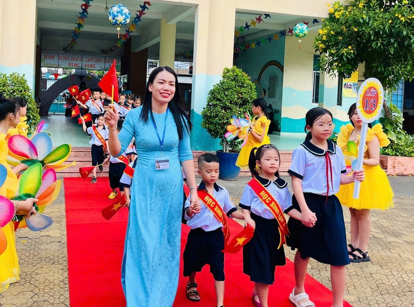 Chào đón học sinh lớp 1 Trường Tiểu học Bùi Văn Mới, thành phố Thủ Đức, Thành phố Hồ Chí Minh. (Ảnh: Thu Hoài/TTXVN)