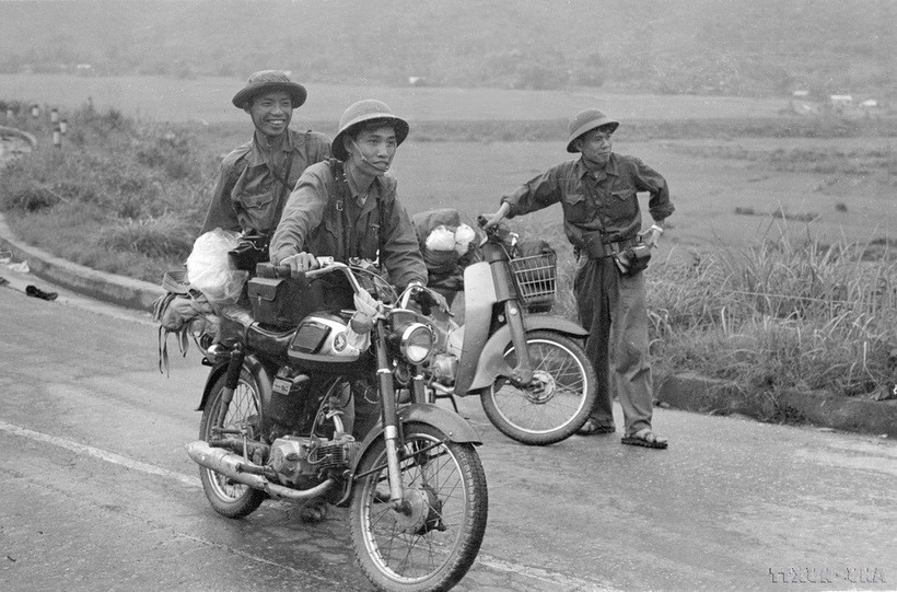 Các phóng viên Trần Mai Hưởng, Ngọc Đản và Hoàng Thiểm đang qua đèo Hải Vân vào Đà Nẵng giải phóng, ngày 29/3/1975. (Ảnh: Lâm Hồng Long/TTXVN)