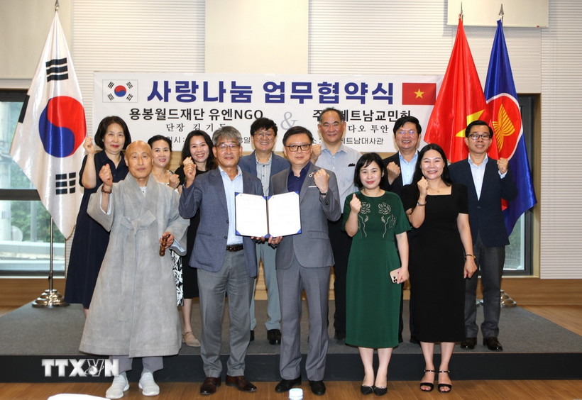 Bà Nguyễn Thị Thái Bình, Tham tán Công sứ (người thứ hai, hàng đầu, từ phải sang) chứng kiến lễ ký bản ghi nhớ. (Ảnh: Đức Thắng/TTXVN)