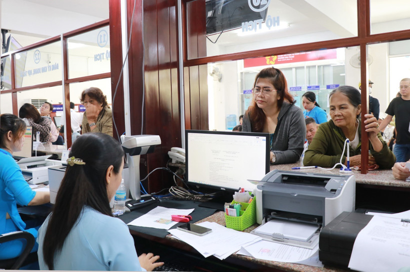 Người dân liên hệ bộ phận một cửa giải quyết các vấn đề liên quan hộ tịch ở phường Nha Trang, tỉnh Khánh Hòa trong ngày làm việc đầu tiên của chính quyền 2 cấp. (Ảnh: Phan Sáu/TTXVN)