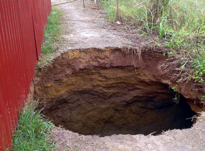 Một hố tử thần ở Bắc Kạn. (Ảnh: Nguyễn Công Hải/TTXVN)