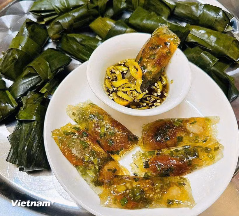 Không cầu kỳ như nhiều món cung đình Huế hay nhiều tầng lớp nguyên liệu như các món đặc sản miền biển, bánh bột lọc hấp dẫn thực khách nhờ lớp vỏ dai mềm đặc trưng cùng phần nhân đậm đà. (Nguồn: Vietnam+)