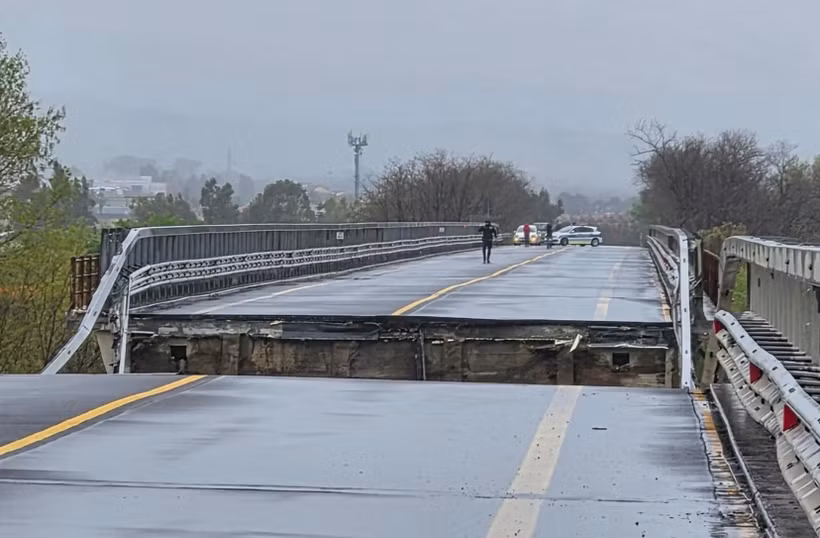 Sự cố đã khiến kết nối giao thông đường bộ giữa Molise và vùng Abruzzo gần như hoàn toàn bị cắt đứt. (Nguồn: Unionesarda)