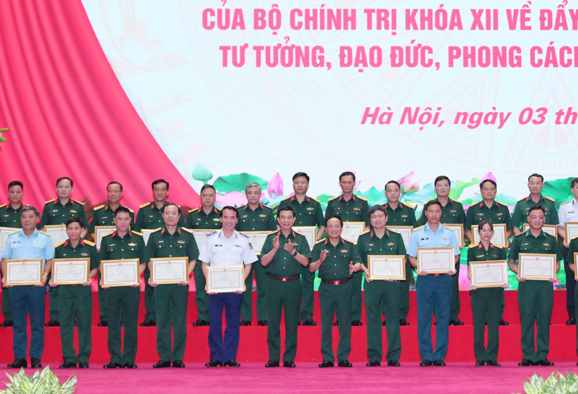 Đại tướng Phan Văn Giang, Bộ trưởng Bộ Quốc phòng và Thượng tướng Trịnh Văn Quyết, Chủ nhiệm Tổng cục Chính trị Quân đội Nhân dân Việt Nam trao Bằng khen của Bộ trưởng Quốc phòng tặng các cá nhân, tập thể. (Ảnh: Trọng Đức/TTXVN)