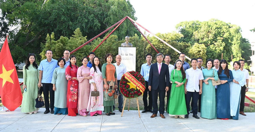 Đại diện cộng đồng người Việt tại Cuba dâng hoa tưởng nhớ Chủ tịch Hồ Chí Minh tại tượng đài mang tên Người ở thủ đô La Habana, Cuba. (Ảnh: Việt Hùng/TTXVN)