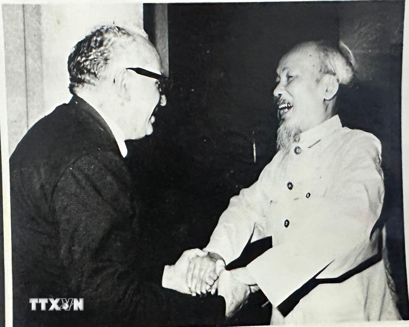 Ủy viên Bộ Chính trị Đảng Cộng sản Venezuela (PCV) Eduardo Gallegos trong một lần gặp Chủ tịch Hồ Chí Minh tại Thủ đô Hà Nội, tháng 9/1964. (Ảnh: Gia đình nhân vật cung cấp/TTXVN phát)