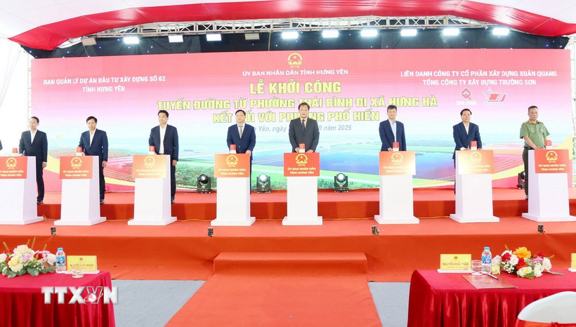 Các đại biểu thực hiện nghi thức khởi công. (Ảnh: Thế Duyệt/TXVN)