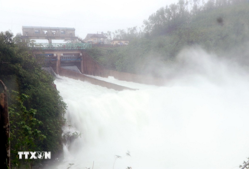 Hồ Kẽ Gỗ xả tràn qua Dốc Miếu với lưu lượng 150m3/giây. (Ảnh: Công Tường/TTXVN)