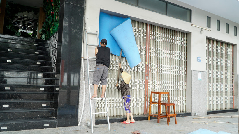 Người dân Gia Lai khẩn trương ứng phó với cơn bão số 13. (Ảnh: Đình Quân/TTXVN)