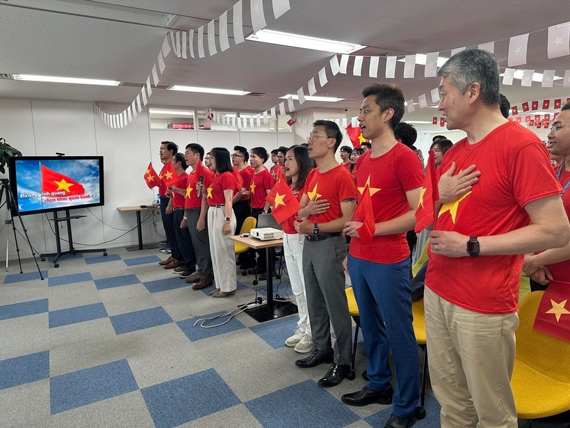 Tập thể nhân viên Công ty VTI hát quốc ca chào mừng lễ kỷ niệm 50 năm thống nhất đất nước. (Ảnh: Nguyễn Tuyến/TTXVN)