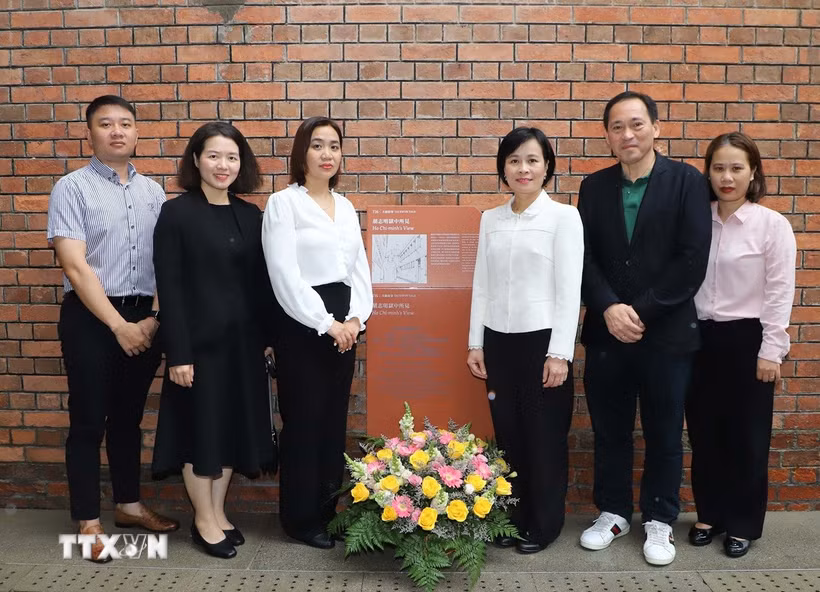 Tổng Lãnh sự Việt Nam tại Hong Kong Lê Đức Hạnh cùng đại diện các cơ quan Việt Nam tại Hong Kong dâng hoa tưởng niệm ở khu di tích Tai Kwun. (Ảnh: Xuân Vịnh/TTXVN)